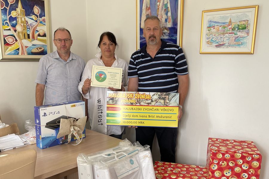 Halubajski zvončari predali Dječjem domu Ivana Brlić Mažuranić u Lovranu donaciju vrijednu 10.000 kuna — fotografija 1